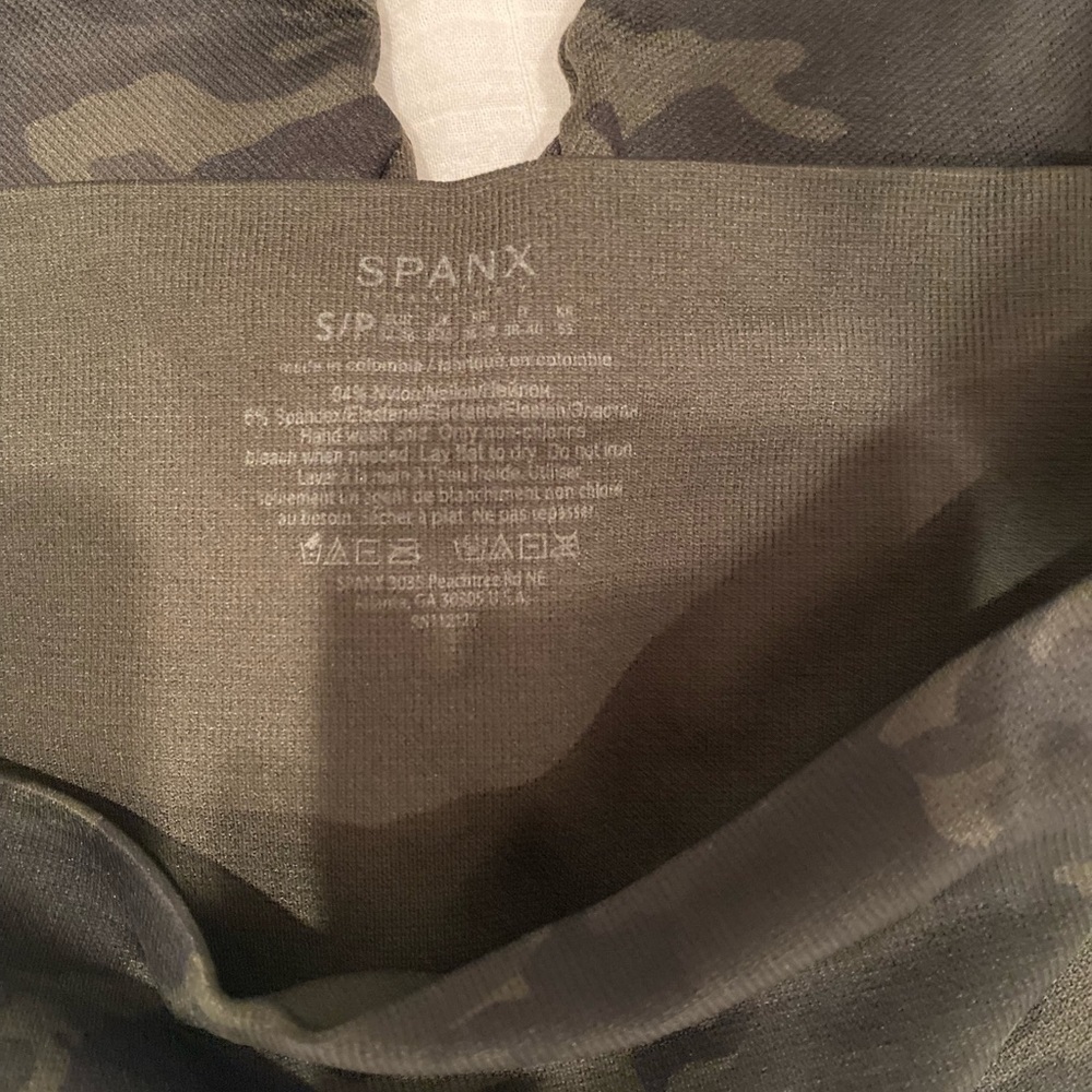 Spanx Look At me Now Camo Green leggings Gently Used size Small - Picture 6 of 8